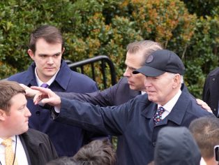 Prezident Biden a jeho syn Hunter před Bílým domem. Foto Shutterstock