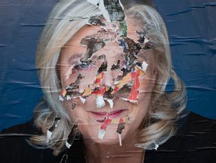 Roztržený plakát s tváří Marine Le Penové ve francouzském Nantes. Foto: Shutterstock Autor: Obatala-photography