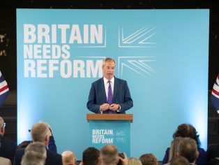 Nigel Farage, předseda Reformní strany, během představení volebního manifestu své strany v klubu Gurnos v Merthyr Tydfil. Foto: ComposedPix Zdroj: Shutterstock