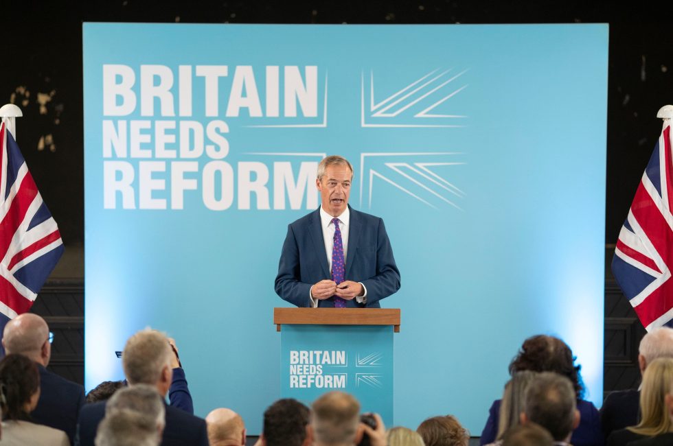 Nigel Farage, předseda Reformní strany, během představení volebního manifestu své strany v klubu Gurnos v Merthyr Tydfil. Foto: ComposedPix Zdroj: Shutterstock