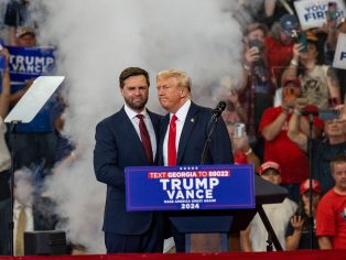 Bývalý prezident USA Donald Trump a jeho kandidát na viceprezidenta J. D. Vance na shromáždění, Atlanta, 2024. Zdroj: Shutterstock Foto: Phil Mistry