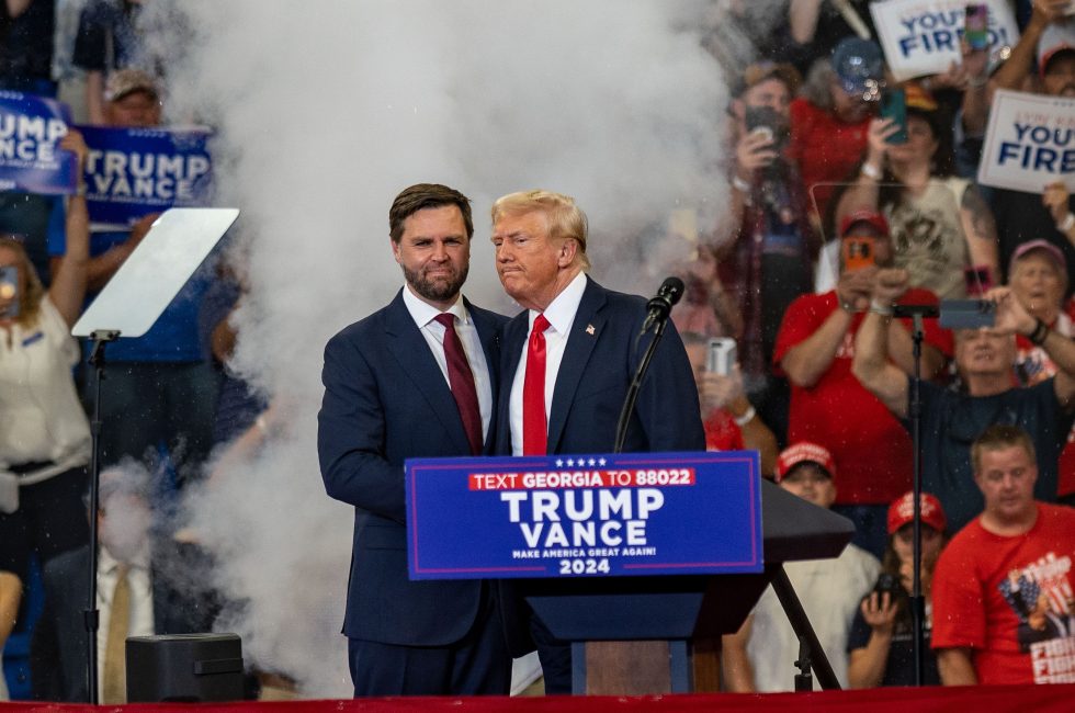 Bývalý prezident USA Donald Trump a jeho kandidát na viceprezidenta J. D. Vance na shromáždění, Atlanta, 2024. Zdroj: Shutterstock Foto: Phil Mistry