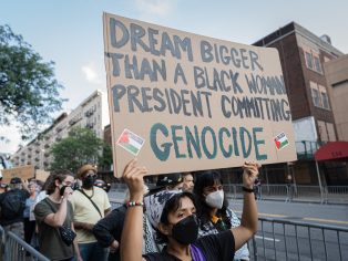 Ilustrační foto. Propalestinští demonstranti protestují před předvolební akcí Kamaly Harris v New Yorku. Zdroj: Shutterstock Foto: Steve Sanchez