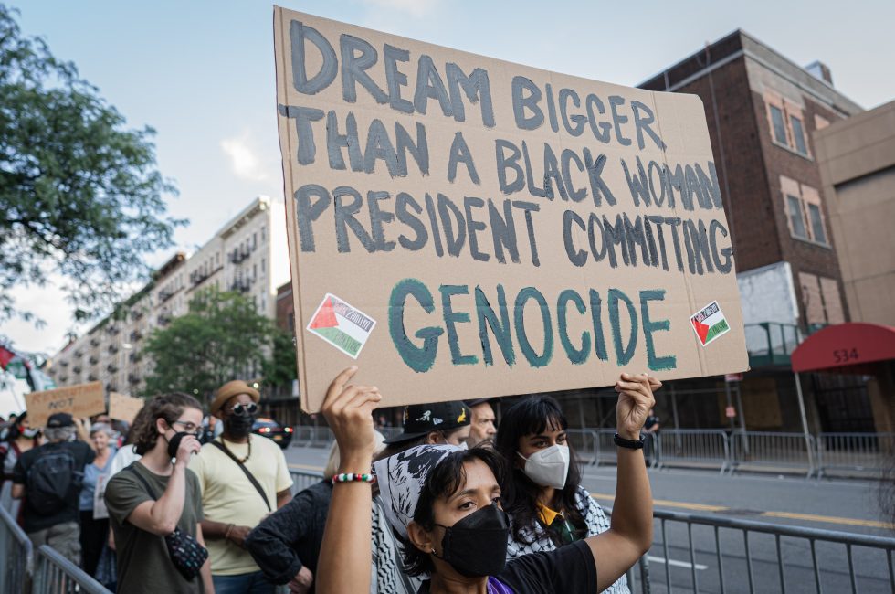 Ilustrační foto. Propalestinští demonstranti protestují před předvolební akcí Kamaly Harris v New Yorku. Zdroj: Shutterstock Foto: Steve Sanchez