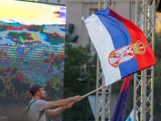 Demonstrant se srbskou vlajkou protestující proti těžbe lithia | Foto: Dario Valjan / Zdroj: Shutterstock