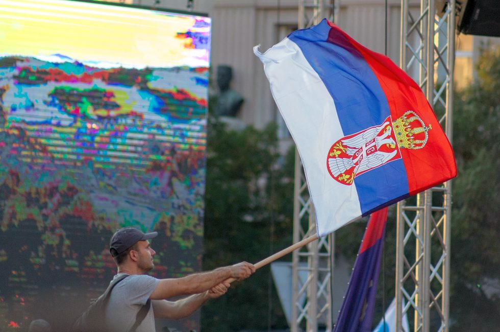 Demonstrant se srbskou vlajkou protestující proti těžbe lithia | Foto: Dario Valjan / Zdroj: Shutterstock