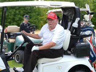 Donald Trump na golfu | Foto L.E.MORMILE/Shutterstock