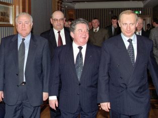 Bývalý předseda ruské vlády Viktor Černomyrdin, tehdejší šéf Gazpromu Rem Vjachirev a čerstvě zvolený prezident Vladimir Putin v roce 2000 | Foto: Sergej Veličkin, Vladimir Radionov/TASS