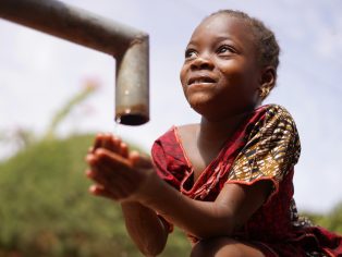 Africké děvče u studny na vodu | Foto: Riccardo Mayer/Shutterstock