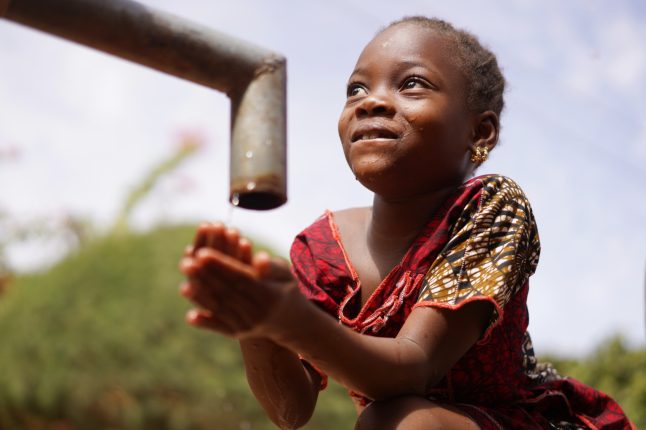 Africké děvče u studny na vodu | Foto: Riccardo Mayer/Shutterstock