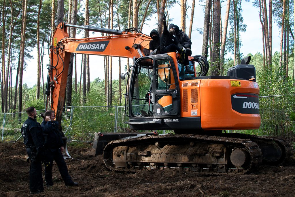 Blokáda bagru v okupovaném lese | Foto: Jolana Humpálová