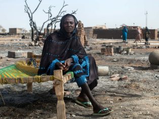 Súdánská žena před spáleništěm svého domu v Jižním Dárfúru | Foto: Albert Gonzalez Farran/UNAMID (CC BY-NC-ND 2.0)