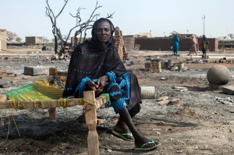 Súdánská žena před spáleništěm svého domu v Jižním Dárfúru | Foto: Albert Gonzalez Farran/UNAMID (CC BY-NC-ND 2.0)