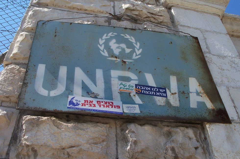 Cedule organizace UNRWA | Foto: David Scaduto/Flickr (CC BY-NC-SA 2.0)