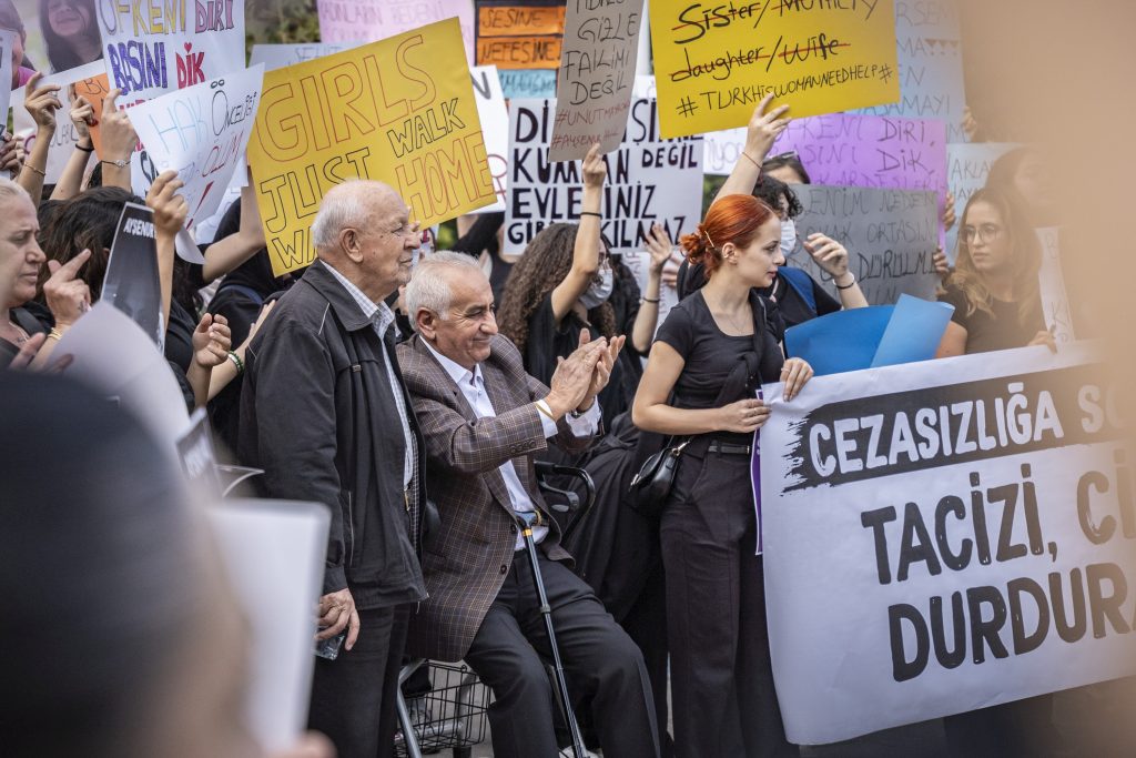 Protestovat přišly hlavně ženy, ale našli se mezi nimi i muži všech věkových kategorií | Foto: Martin Pavlík/Voxpot