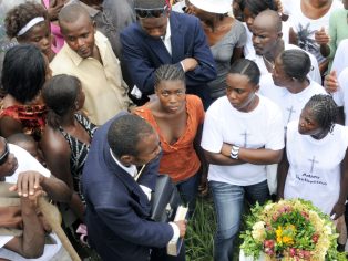 Pohřební procesí na Haiti | Foto: Arindam Banerjee/Shutterstock