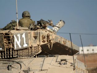 Izraelský tank hlídkující u pásma Gaza | Foto: Rafael Ben-Ari / Shutterstock