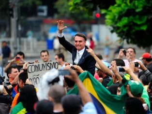 Bývalý prezident Brazílie Jair Bolsonaro na vojenské přehlídce v roce 2015 | Foto: Shutterstock