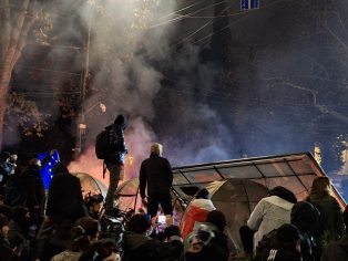 Barikáda v rámci protivládních protestů v gruzínském Tbilisi | Foto Sára Osterrothová / Voxpot