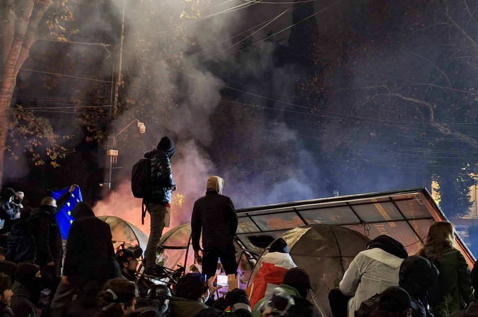 Barikáda v rámci protivládních protestů v gruzínském Tbilisi | Foto Sára Osterrothová / Voxpot