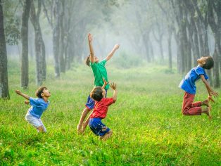 Cestu ke spokojenější společnosti nacházejí silné sociální státy | Foto: Robert Collins / Unsplash