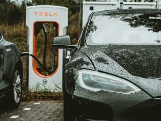 Klíčovým problémem německých elektromobilních ambicí jsou ideologické neshody | Foto: Andreas Rasmussen / Unsplash