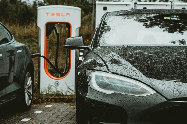 Klíčovým problémem německých elektromobilních ambicí jsou ideologické neshody | Foto: Andreas Rasmussen / Unsplash