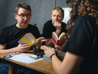 Část redakce Voxpotu v družné debatě o literatuře | Foto: Petr Chodura / Voxpot