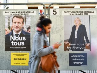 Volební plakáty Emmanuela Macrona a Le Pen | Foto: Shutterstock