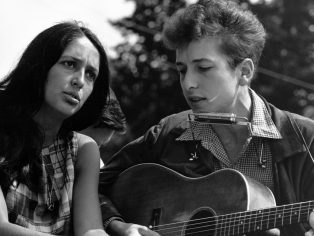 Bob Dylan a Joan Baez na protestním pochodu v roce 1963 | Foto: Rowland Scherman / Wikimedia Commons