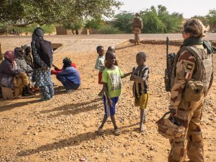 Francouzská vojačka hovoří s místními dětmi v Mali | Foto: Fred Marie / Shutterstock