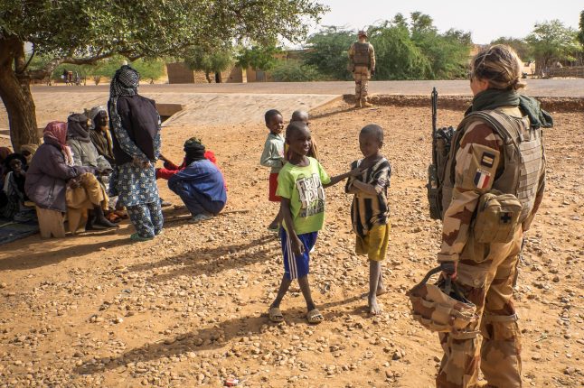 Francouzská vojačka hovoří s místními dětmi v Mali | Foto: Fred Marie / Shutterstock