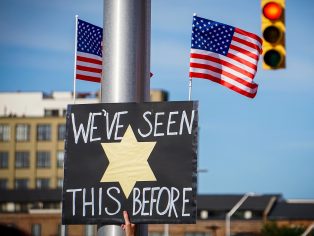 „Tohle už jsme viděli.“ Transparent z protestů proti rozdělování rodin v amerických detenčních táborech v roce 2018 | Foto: Stephanie Kenner / Shutterstock