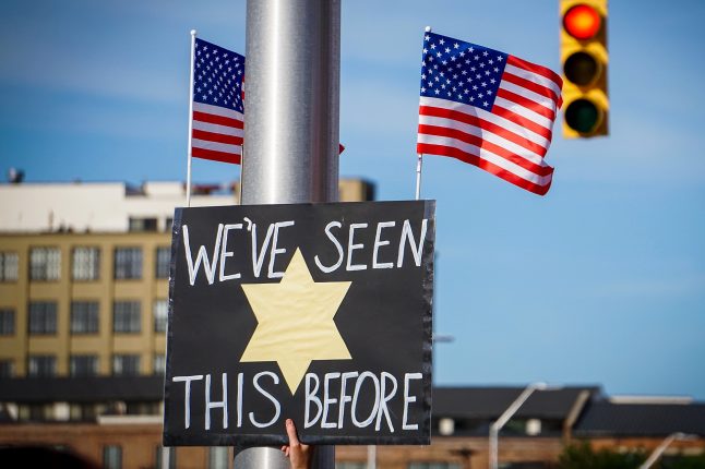 „Tohle už jsme viděli.“ Transparent z protestů proti rozdělování rodin v amerických detenčních táborech v roce 2018 | Foto: Stephanie Kenner / Shutterstock