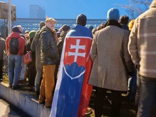 Účastníci bratislavské protivládní demonstrace | Foto: Eva Čeplová / Voxpot