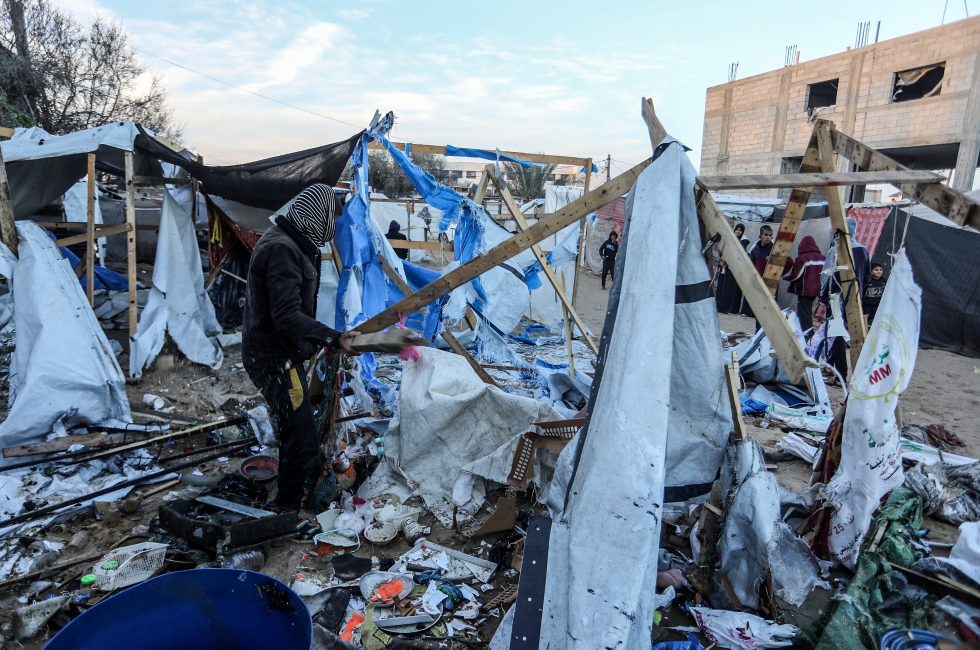 Palestinci si prohlížejí zničené stany po izraelském útoku | Zdroj: Anas-Mohammed / Shutterstock