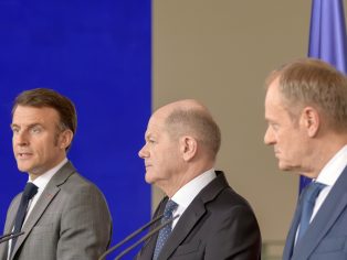 Emmanuel Macron, Olaf Scholz a Donald Tusk při společném vystoupení | Foto: Shutterstock