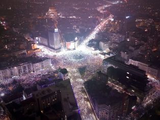 Demonstrace v Bělehradu 15. března | Foto: The Guardian / YouTube