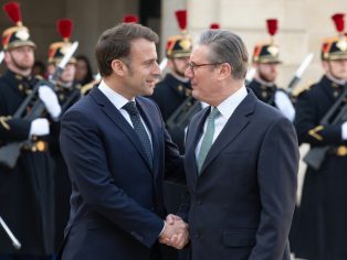 Francouzský prezident Emmanuel Macron a britský premiér Keir Starmer | Foto: Frederic Legrand / Shutterstock