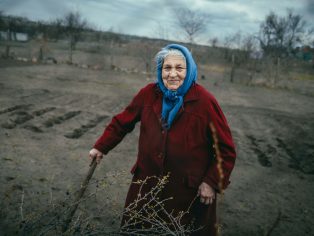 I v jednadevadesáti sází brambory a modlí se za konec války | Foto: Petr Chodura / Voxpot