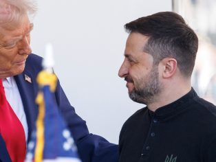 Donald Trump a Volodomyr Zelenskyj při setkání v Bílém domě | Foto: Joshua Sukoff / Shutterstock